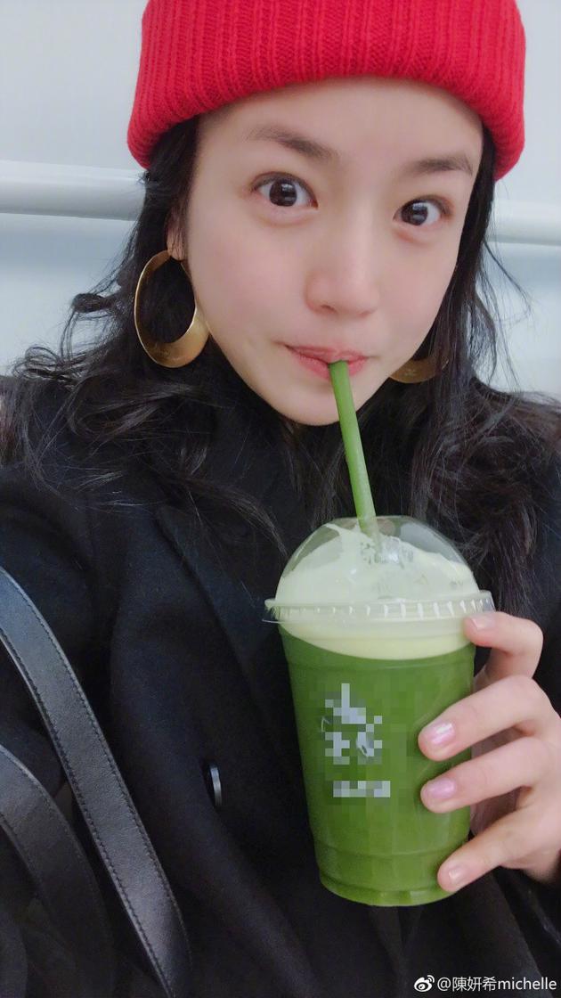 陳妍希素顏?zhàn)耘?咬吸管賣(mài)萌皮膚掐出水