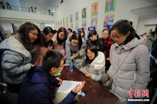 3月7日，天津市第四屆女大學(xué)生專場招聘會在天津大學(xué)舉行。本次招聘會匯集了央企、國企、民企、眾創(chuàng)空間共計200多家單位，為廣大學(xué)生提供了財務(wù)、人力資源、研發(fā)、工程管理、法務(wù)等2600余個崗位，吸引了來自天津20余所高校的6000余名女大學(xué)生前來應(yīng)聘。中新社記者 佟郁 攝