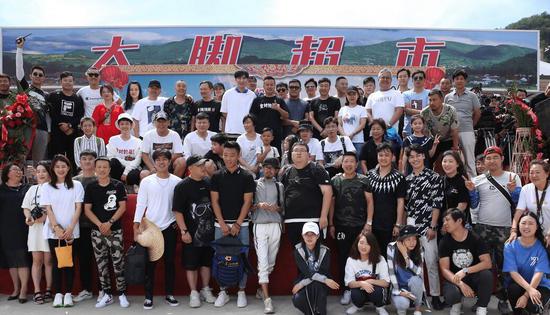 《鄉(xiāng)村愛情11》順利殺青 趙本山出席關(guān)機(jī)儀式