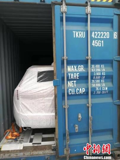 “成都造”汽車裝箱準備出口?！＄娦?攝