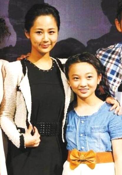 兩人關(guān)系親密，互相攬住對(duì)方猶如兩姐妹。