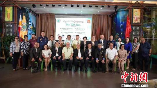 參加簽字儀式的中菲兩國(guó)官員。 公主港市供圖