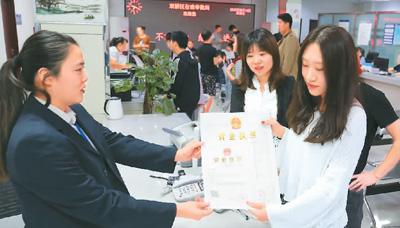 《電商法》實(shí)施在即 海外代購會(huì)消失嗎？