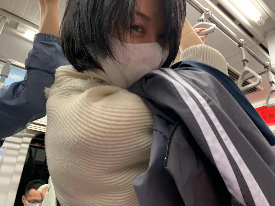 49歲許晴素顏搭地鐵 皮膚光滑細嫩很白皙