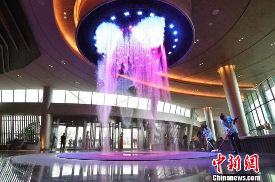 世茂深坑洲際酒店大堂“水幕秀”?！埡鄠?攝