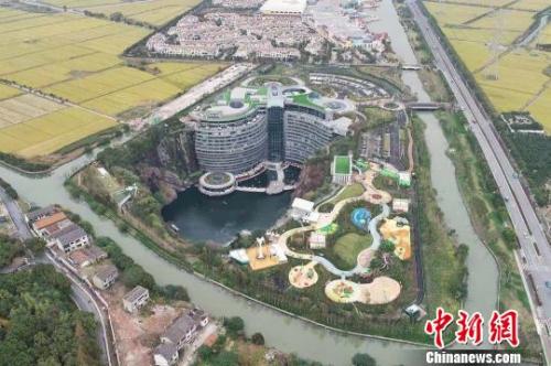 世茂深坑洲際酒店航拍全景。　張亨偉　攝