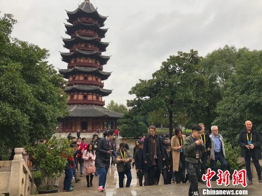 參與國際設(shè)計工作坊的專家學(xué)者實(shí)地感受蘇州盤門?！O權(quán) 攝