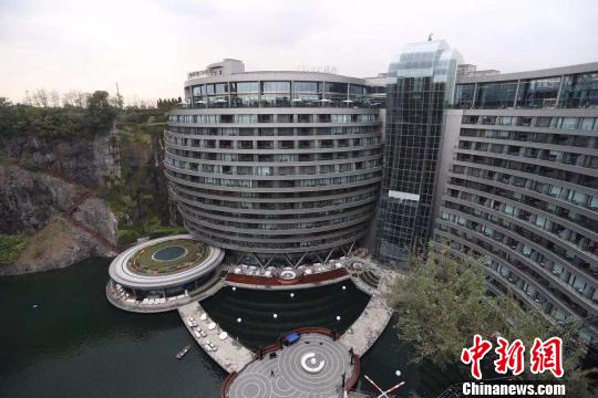 被美國國家地理譽為“世界建筑奇跡”的世茂深坑洲際酒店15日正式開業(yè)。　張亨偉 攝