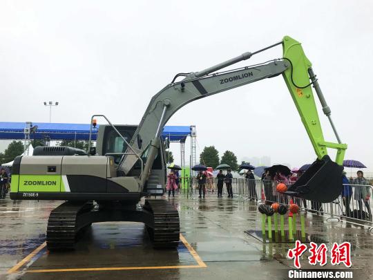 職業(yè)組競(jìng)賽選手駕駛挖掘機(jī)展示快速裝卸技能?！⒅?攝