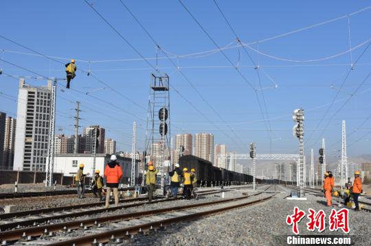 庫爾勒供電段組織40余名接觸網(wǎng)作業(yè)人員參與作業(yè)?！±顒倮?攝