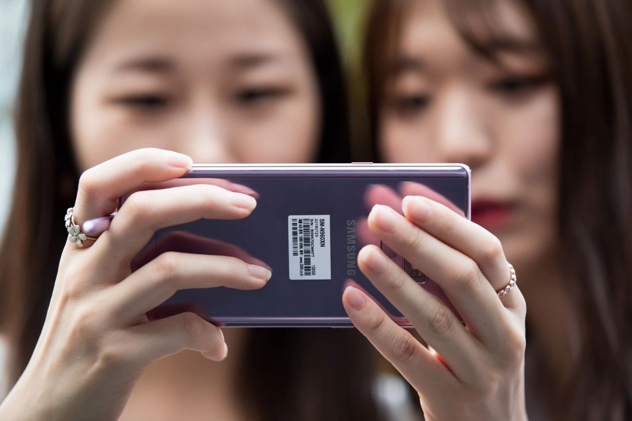 消費者在體驗三星的Galaxy Note 9智能手機