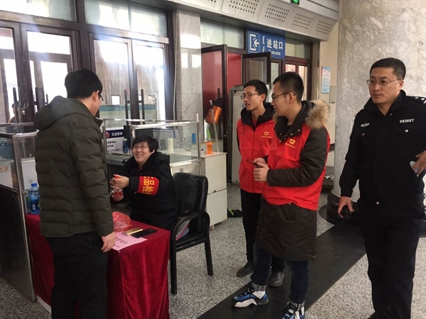 “志愿服務(wù)進車站、溫情服務(wù)暖人間”4.jpg