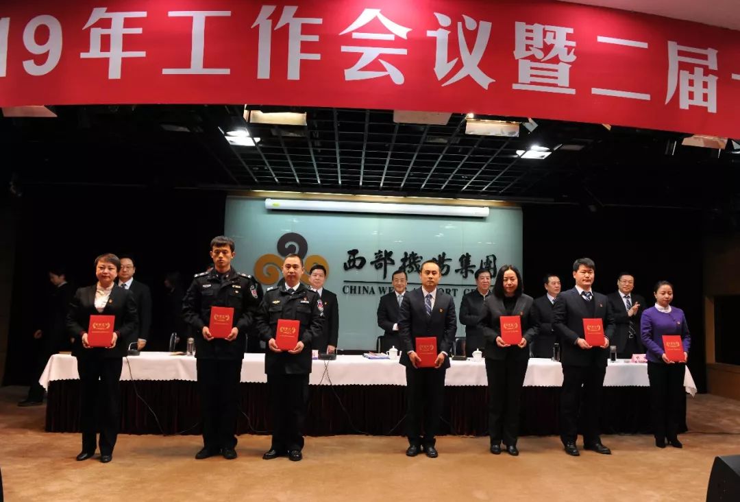 榮獲崗位建功立業(yè)先進個人代表上臺領獎