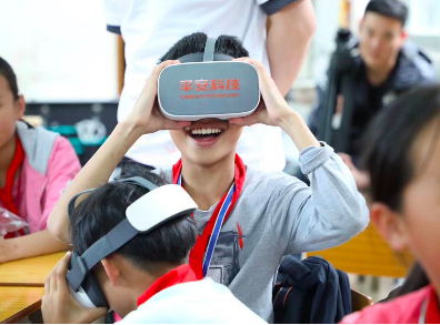 ???????孩子們在課堂體驗VR教育場景時露出的驚喜表情