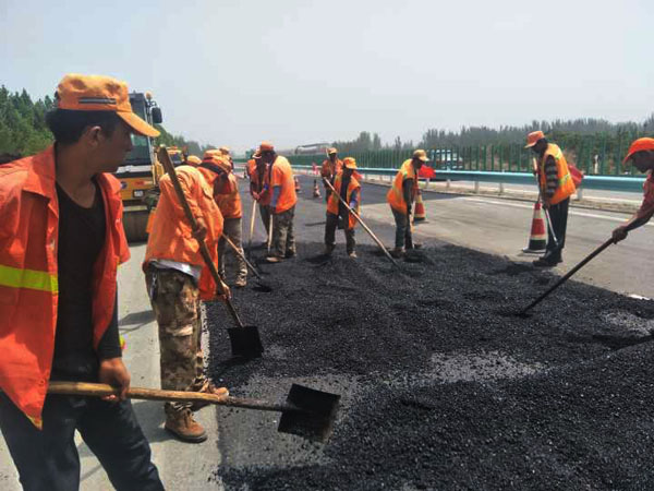新疆:喀什公路管理局莎車分局戰(zhàn)高溫處治路面病害保暢通