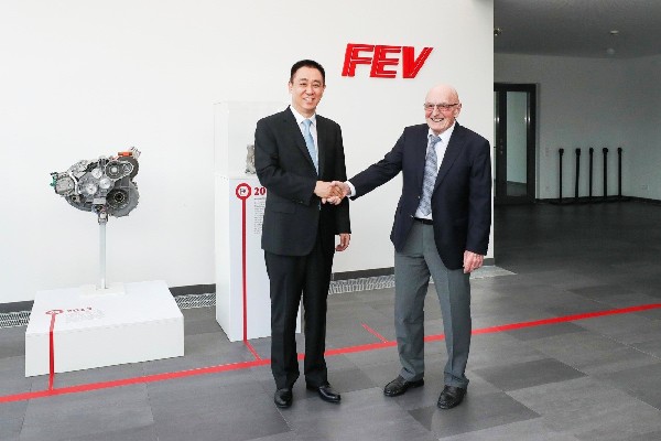 FEV創(chuàng)始人Franz Pischinger迎接許家印一行