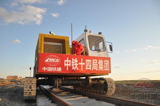 中蒙歐滿都拉口岸國際鐵路境內(nèi)最北段——包滿鐵路三期鋪軌完成