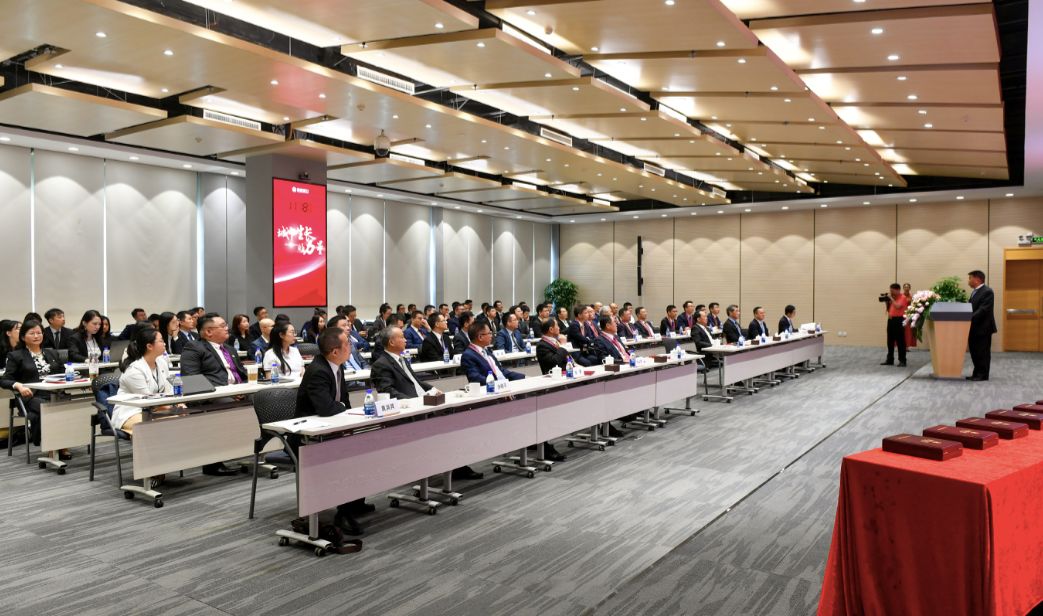 中白工業(yè)園首批外派員工獲頒中白絲路榮譽(yù)紀(jì)念章