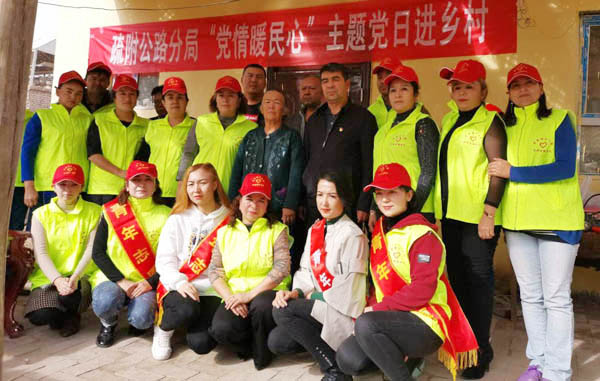 新疆：喀什公路管理局疏附分局主題黨日活動走進貧困戶家庭