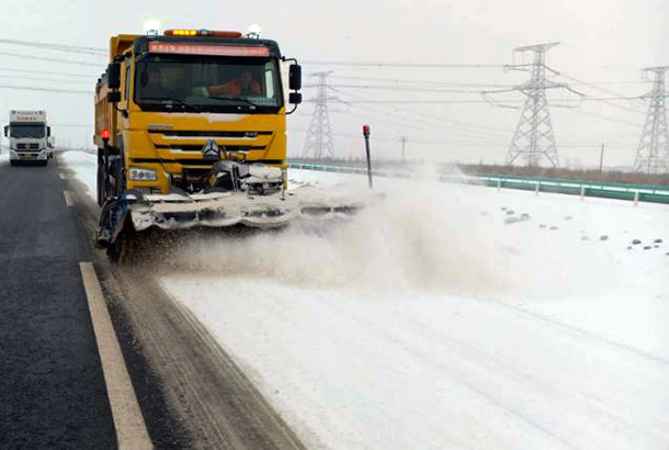 新疆：喀什公路管理局莎車分局奮力清雪除冰保暢通