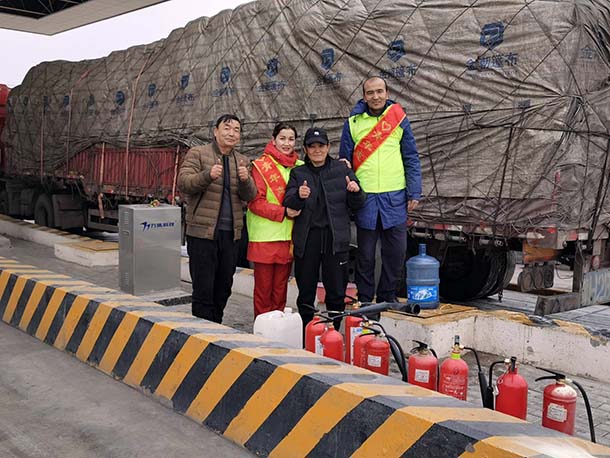 新疆：喀什公路管理局暖冬行動(dòng)用心溫暖大冬天