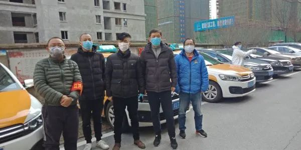 保障鄔家墩社區(qū)的華昌的哥(從左至右)楊旭光、紀(jì)善華、孫杰鋒、肖建方、申小明