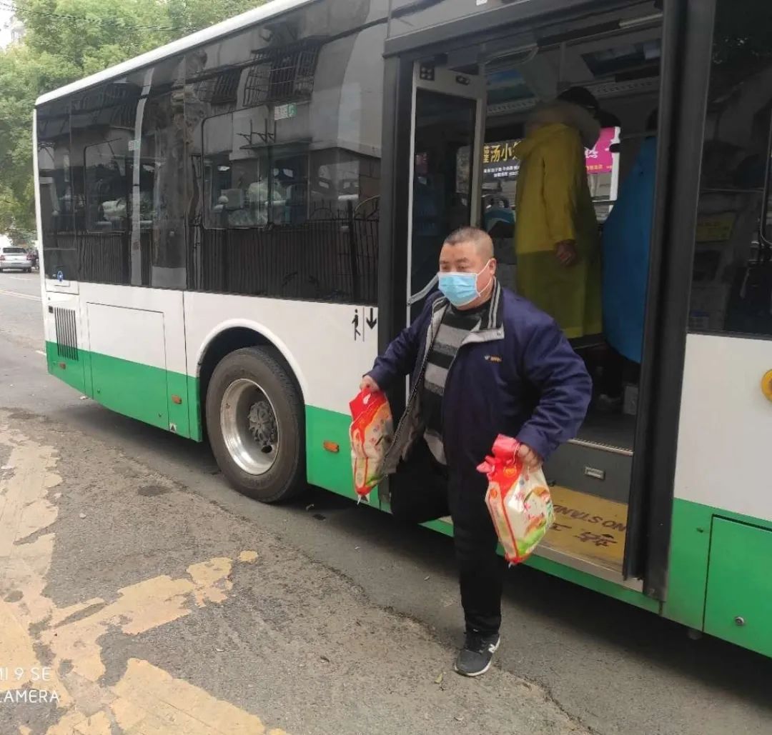 保障居民生活物資，武漢公交人進(jìn)入“起早貪黑”模式 