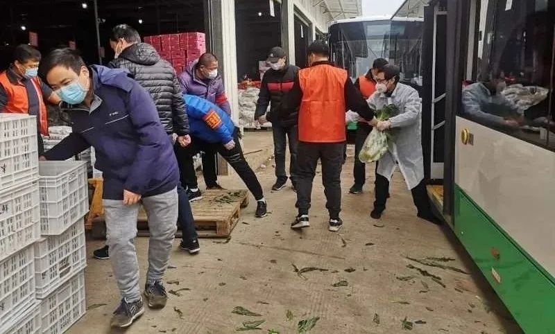 保障居民生活物資，武漢公交人進(jìn)入“起早貪黑”模式 
