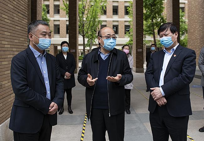 鄭州市人大常委會(huì)主任胡荃在鄭州一八聯(lián)合國際學(xué)校督查復(fù)學(xué)情況2。