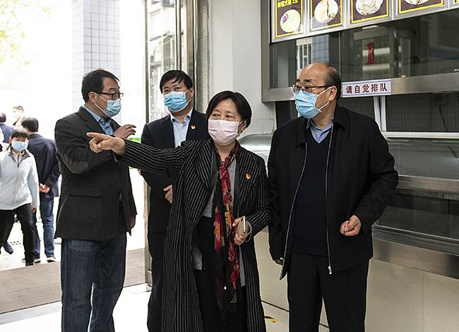 鄭州市人大常委會(huì)主任胡荃在鄭州市第三十一、一〇三高級(jí)中學(xué)及初級(jí)中學(xué)督查復(fù)學(xué)情況4。