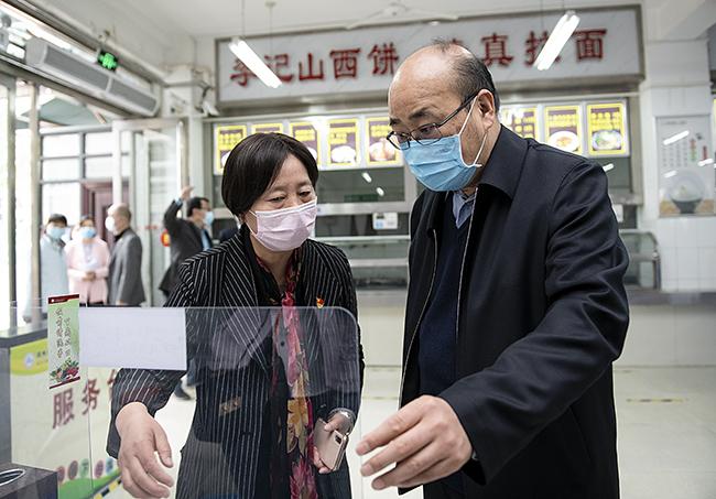 鄭州市人大常委會(huì)主任胡荃在鄭州市第三十一、一〇三高級(jí)中學(xué)及初級(jí)中學(xué)督查復(fù)學(xué)情況5。