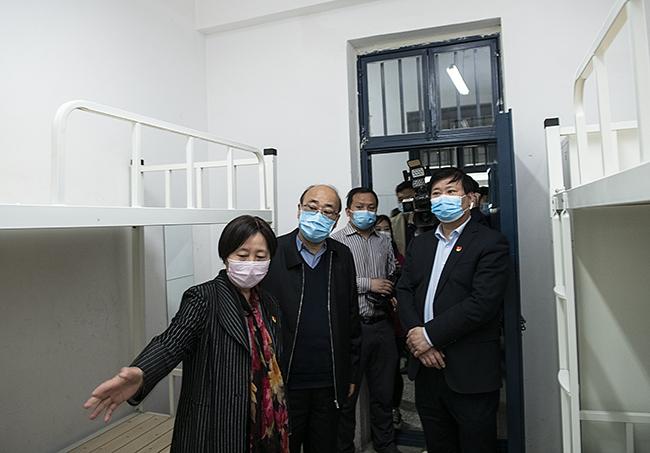 鄭州市人大常委會(huì)主任胡荃在鄭州市第三十一、一〇三高級(jí)中學(xué)及初級(jí)中學(xué)督查復(fù)學(xué)情況2。