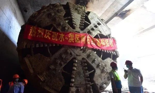 5月4日，地鐵8號(hào)線二期水果湖站-洪山路站區(qū)間右線隧道盾構(gòu)機(jī)接收