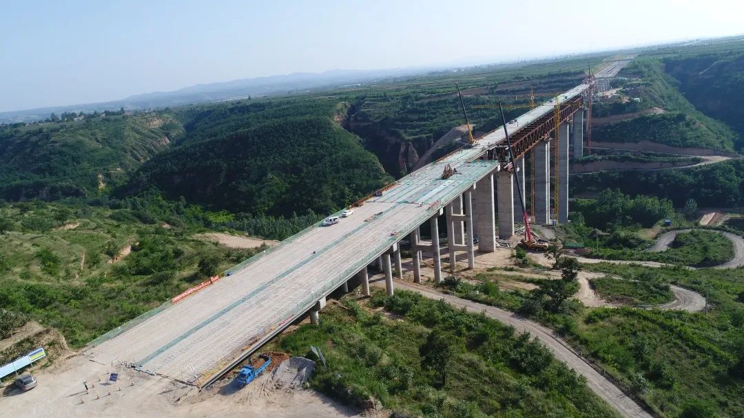 國內(nèi)高速公路最大跨度上承式鋼桁梁頂推完成