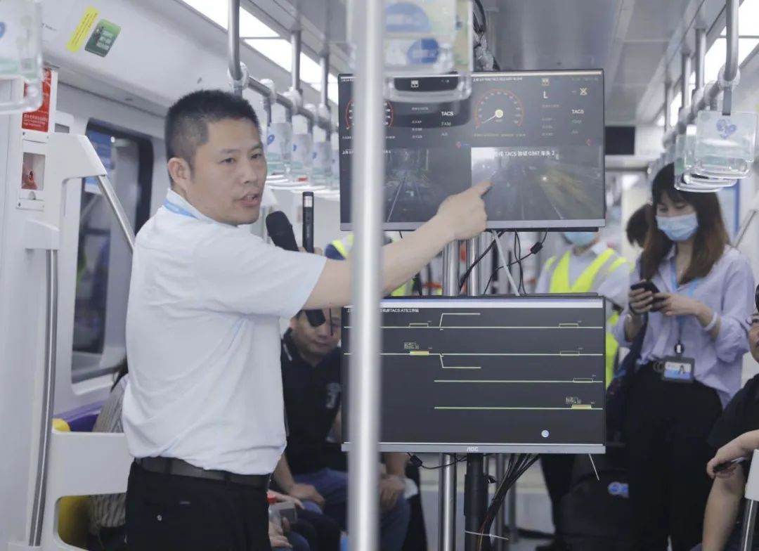 卡斯柯技術(shù)總監(jiān)汪小勇在測(cè)試列車上進(jìn)行現(xiàn)場(chǎng)演示