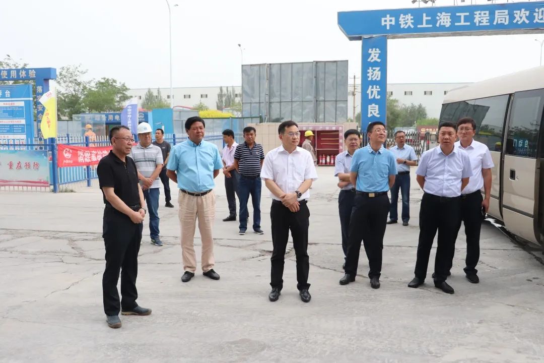 寧夏回族自治區(qū)人民政府副主席賴蛟到銀川智能終端產(chǎn)業(yè)園項(xiàng)目調(diào)研