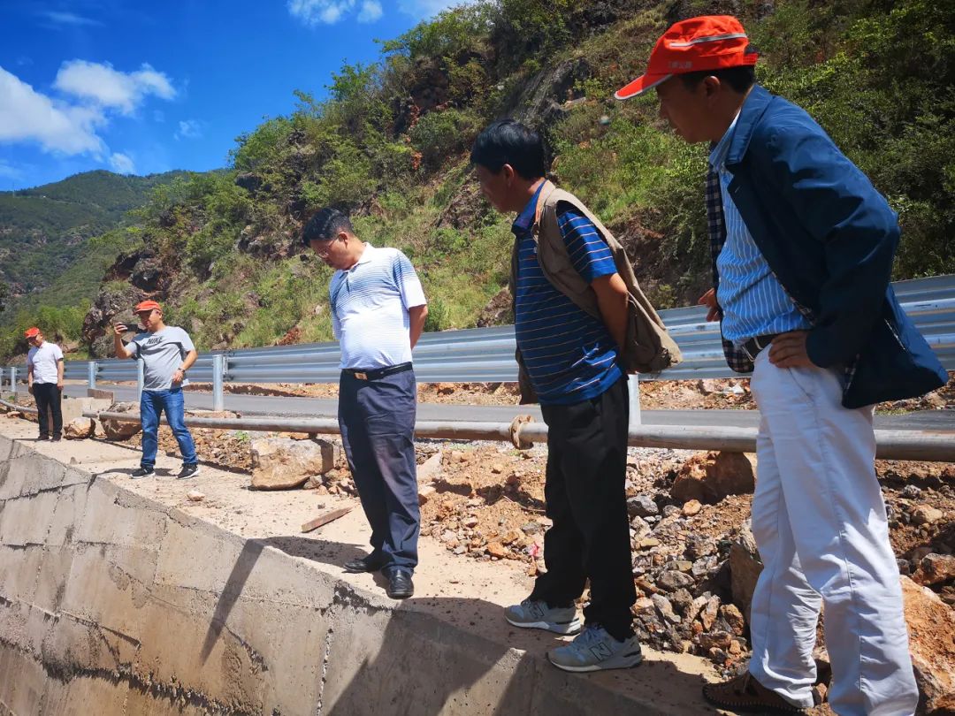 麗江公路局局長和貴榮到古城公路分局調(diào)研督導