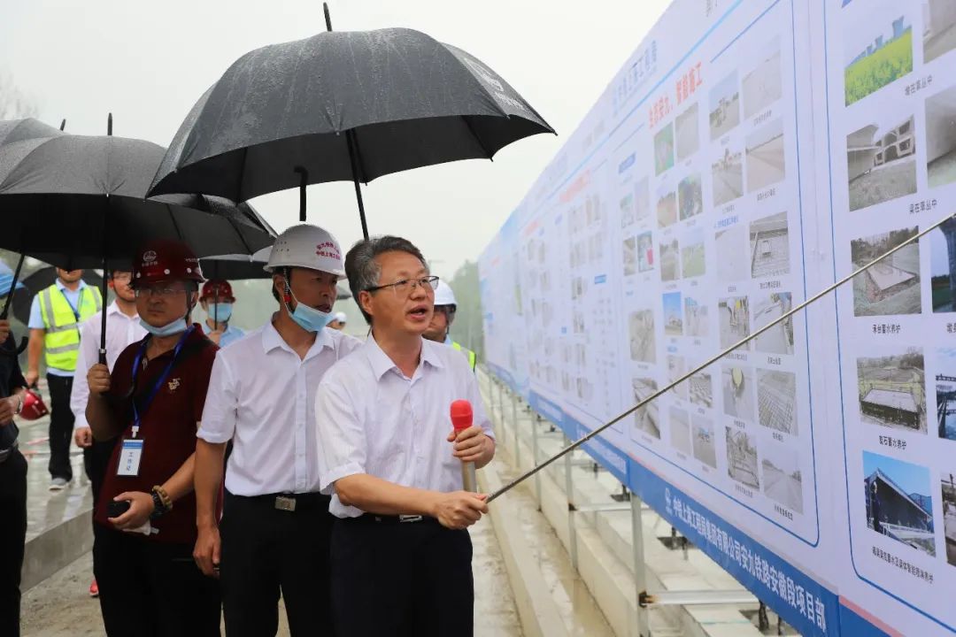 中鐵上海工程局三公司副總經(jīng)理兼安九鐵路安徽段項(xiàng)目指揮長(zhǎng)鄭龍現(xiàn)場(chǎng)匯報(bào)