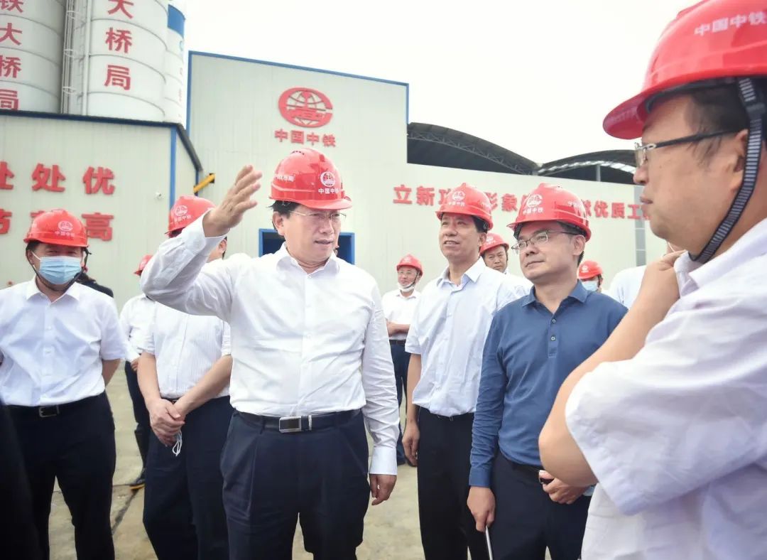 王忠林一行在武大高速公路1標(biāo)項目建設(shè)現(xiàn)場