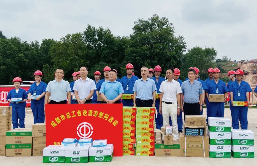 成都市總工會(huì)副主席胡小東到金簡仁快速路SG13項(xiàng)目“送清涼”