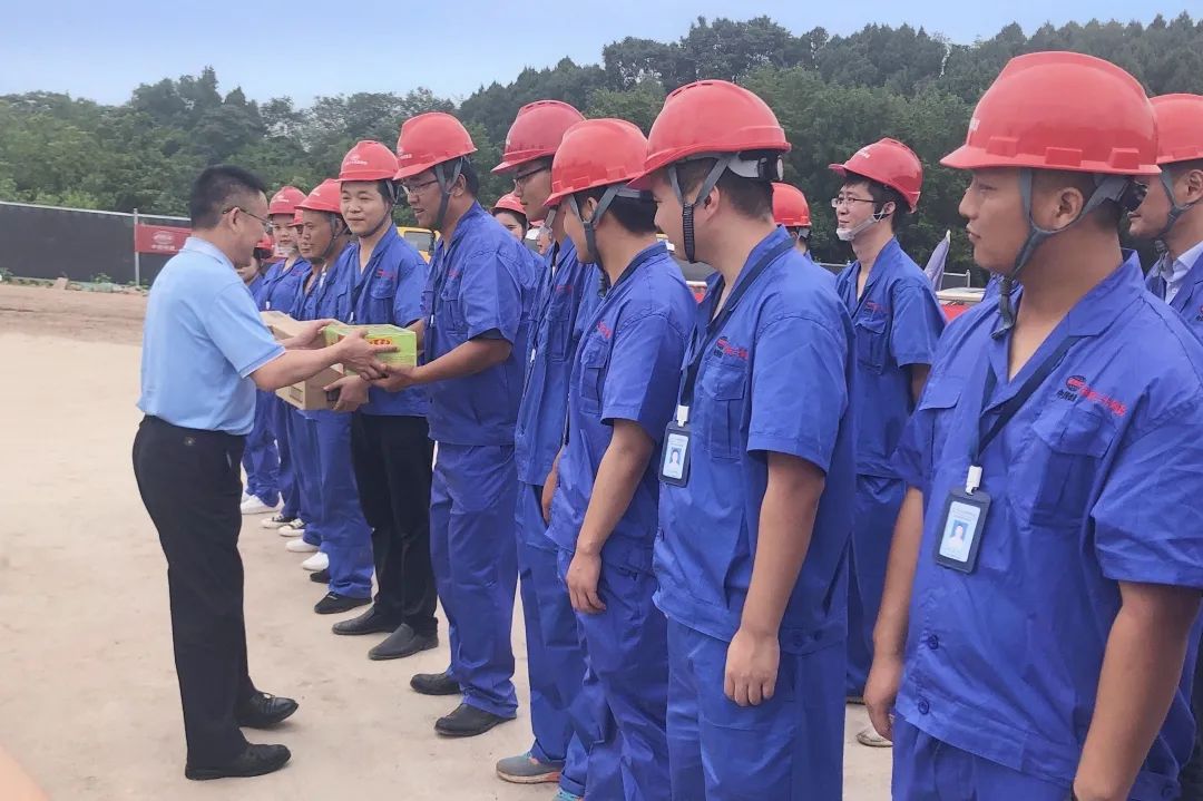 成都市總工會(huì)副主席胡小東到金簡仁快速路SG13項(xiàng)目“送清涼”
