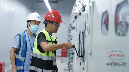 技術(shù)人員正在進行400V開關(guān)合閘操作