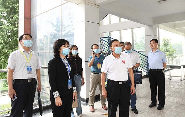 河南省教育廳副廳長毛杰一行巡視鄭州市中招考點