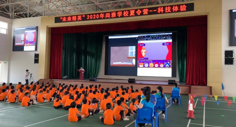 操作“魔杖”、和AI機器人互動……科技課原來可以這么好玩